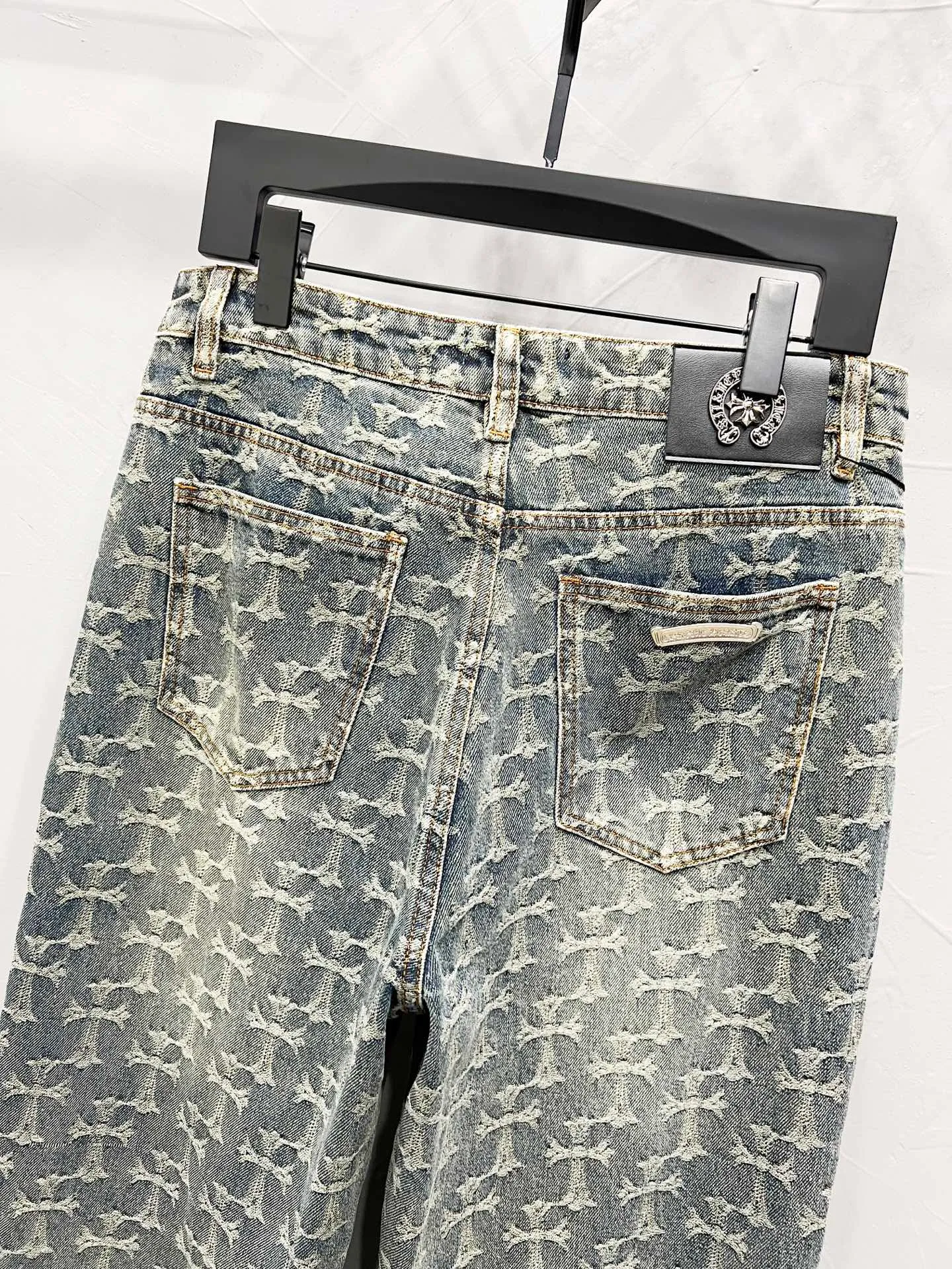 P220 Style number: [M914] Chrome hearts & Chrome hearts 25ss light blue jacquard leather jeans, high-waisted washed jeans! ! Absolutely high-end luxury products, 1.9W level god-level single products, super popular products, made by top heavy industry, not to be missed. About Zangyin, this is an extremely luxurious fashion brand, which can also be called the nobles of the high street. It has always been an exclusive brand of some hipsters or rich second generation. Compared with ordinary high streets, it is more luxurious and noble. Compared with luxury brands, it has a more fashionable personality and has always been a brand that I have a special liking for. Imported yarn is custom-woven into a high-density twill canvas. While ensuring a crisp silhouette, the fabric feels very delicate. It follows the B01 classic silhouette. The upper body is crisp and stylish. The ready-made garments are stone-milled and fermented and can be matched with any style. Buttons and zinc-brushed washable genuine vintage metal products. Double-layered canvas on the front. Perfect details. All hardware is perfect. Size: 30-32-34-36 Color: Jacquard jeans